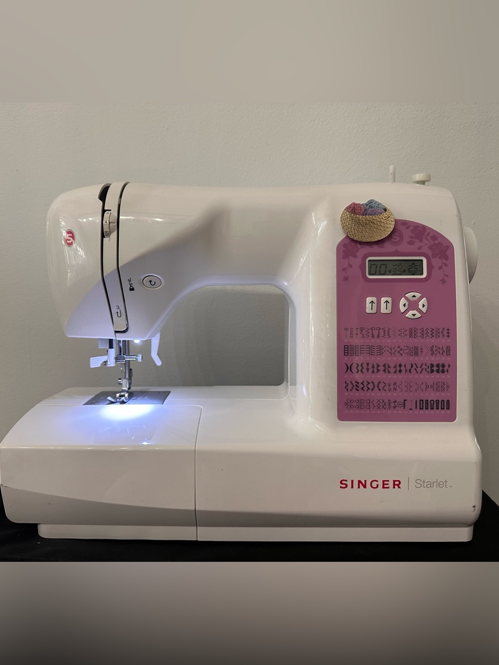 SINGER SEWING CO. USA MODEL 6699
MACHINE WHITE WITH PINK PANEL.